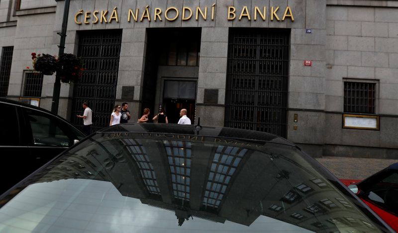 &copy; Reuters. People enter the building of  the Czech National Bank in Prague