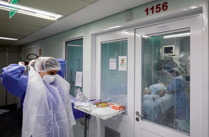 © Reuters. Profissionais da saúde em hospital de Porto Alegre (RS) em meio à pandemia de coronavírus
