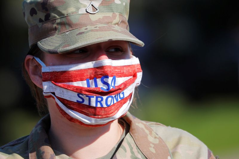 &copy; Reuters. Integrante da Guarda Nacional dos EUA de Massachusetts com máscara de proteção em Boston