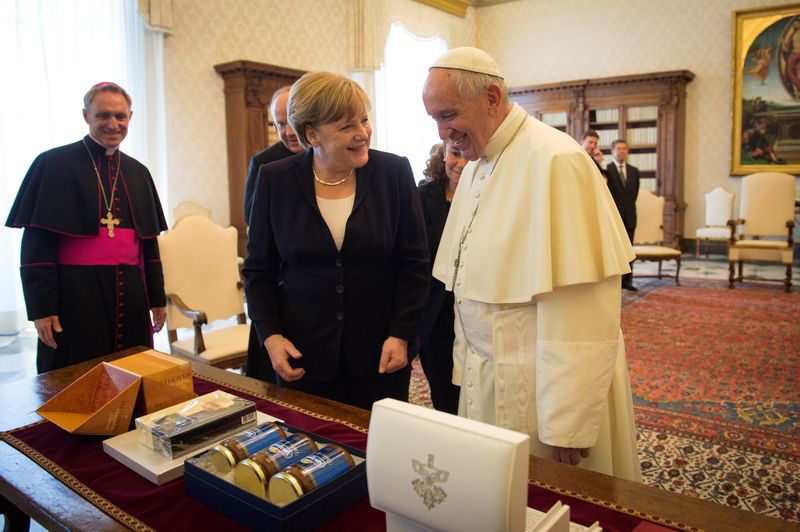© Reuters. ميركل وبابا الفاتيكان يريدان مساعدة الدول الفقيرة لمواجهة الجائحة