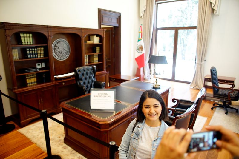 © Reuters. Andres Manuel Lopez Obrador takes office as Mexican president