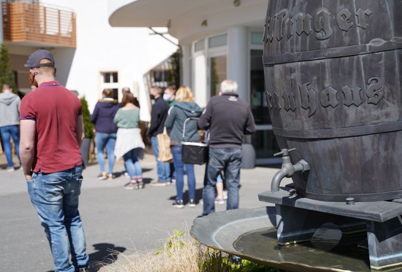 &copy; Reuters. Pessoas fazem fila para receber doação de cerveja em Willingen, na Alemanha