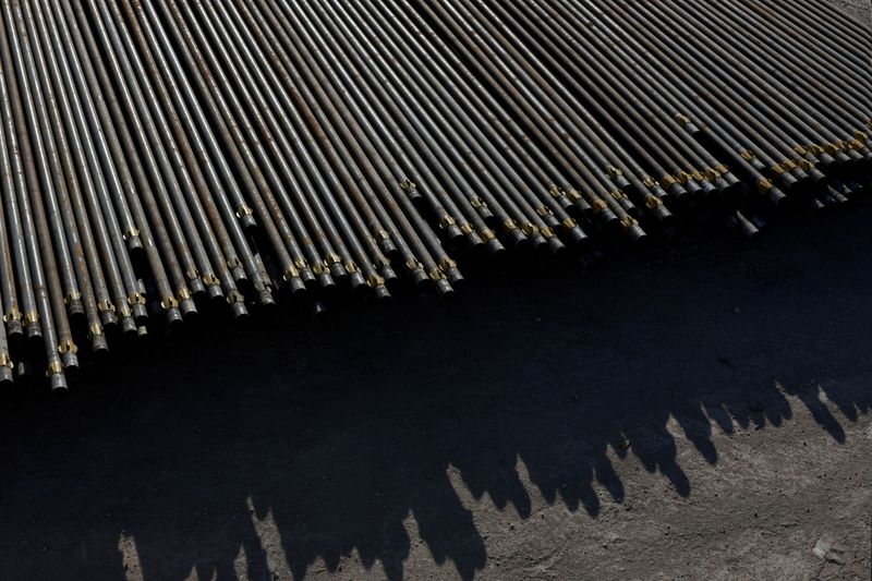 &copy; Reuters. FILE PHOTO: Drill pipe is seen on an oil lease owned by Oasis Petroleum in the Permian Basin near Wink