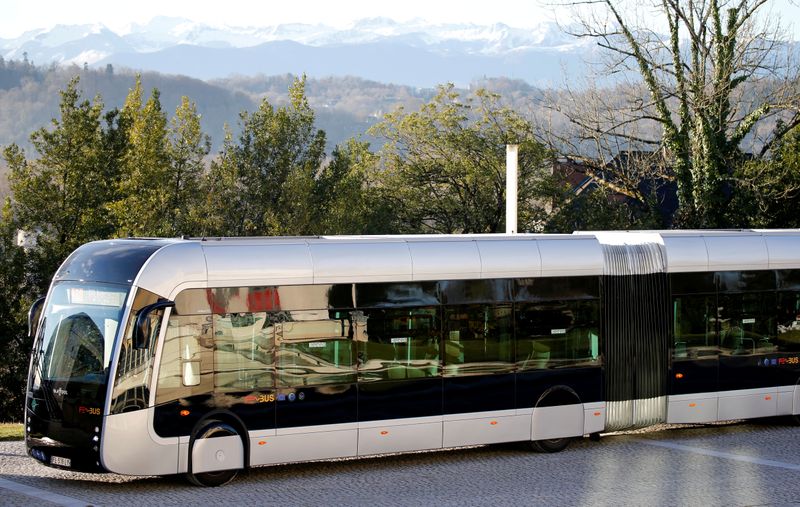&copy; Reuters. FILE PHOTO: Presentation of the new Febus hydrogen bus in Pau