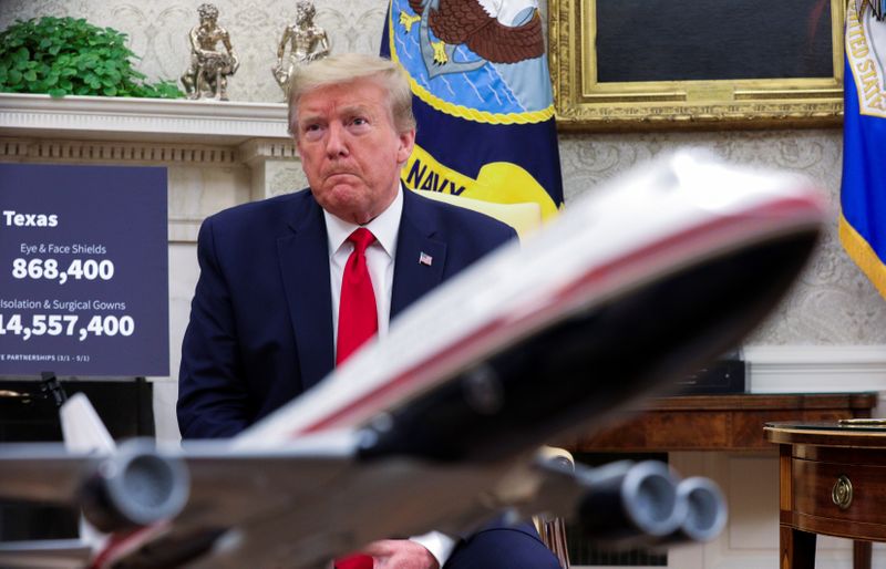 &copy; Reuters. El presidente de Estados Unidos, Donald Trump, durante una reunión con el gobernador de Texas para hablar de la respuesta al coronavirus en la Casa Blanca en Washington.