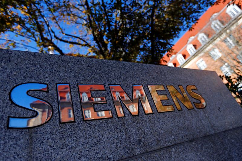 &copy; Reuters. Логотип Siemens в Берлине