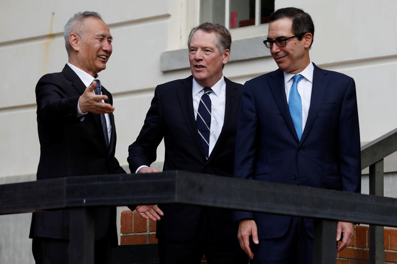 &copy; Reuters. FOTO DE ARCHIVO: El secretario del Tesoro de EEUU, Steve Mnuchin (derecha) y el representante de Comercio Robert Lighthizer dan la bienvenida al Viceprimer Ministro de China Liu He antes de las negociaciones comerciales de los dos países en Washington, E