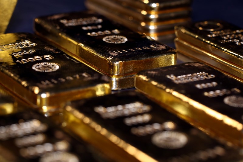 &copy; Reuters. الذهب يحوم قرب أعلى مستوى في أسبوعين قبيل بيانات الوظائف الأمريكية