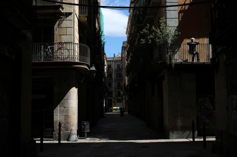 &copy; Reuters. Un hombre en su balcón, en Barcelona, España