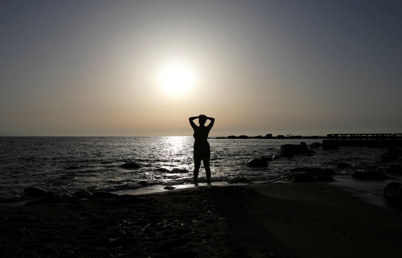 © Reuters. La playa de la Barceloneta tras la relajación de las medidas de confinamiento en Barcelona, España