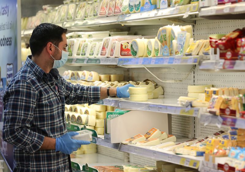 &copy; Reuters. FOTO DE ARCHIVO: Un cliente con una mascarilla compra en un supermercado en Zalka