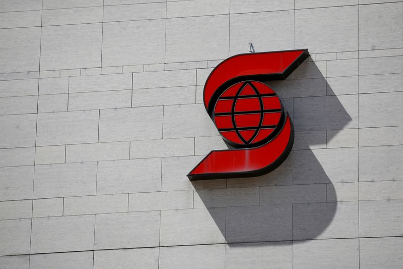 © Reuters. FILE PHOTO: A Scotiabank sign is seen outside of a branch in Ottawa