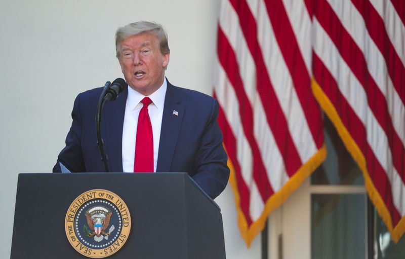 © Reuters. FOTO DE ARCHIVO: El presidente de Estados Unidos, Donald Trump, en la Casa Blanca