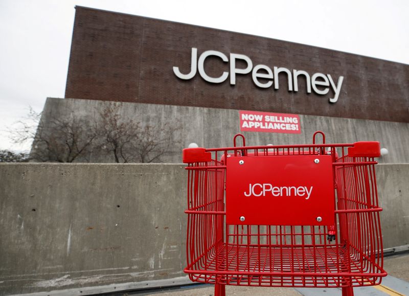 © Reuters. FILE PHOTO: An empty shopping cart sits in front of the J.C. Penney department store in North Riverside