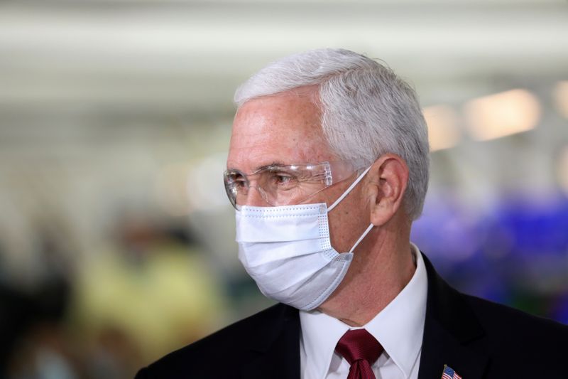 © Reuters. Vice-presidente dos EUA, Mike Pence, utiliza máscara de proteção contra coronavírus durante visita a uma fábrica de respiradores em Kokomo, Indiana