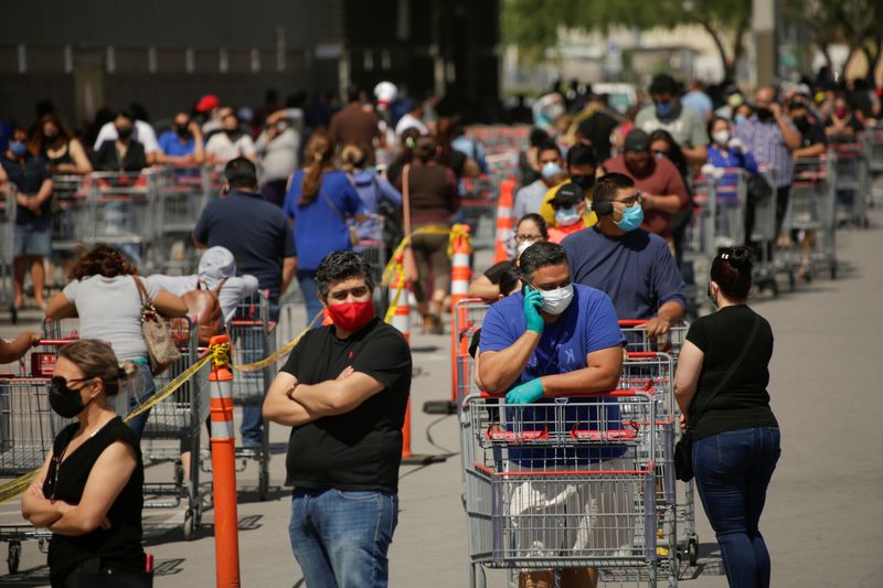 © Reuters. Mexicanos formam longa fila para compras de Dia das Mães em Ciudad Juárez