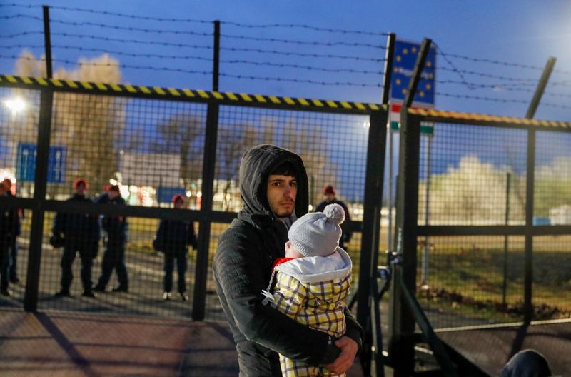 © Reuters. Migrante em fronteira fechada entre Sérvia e Hungria --esta, membro da União Europeia