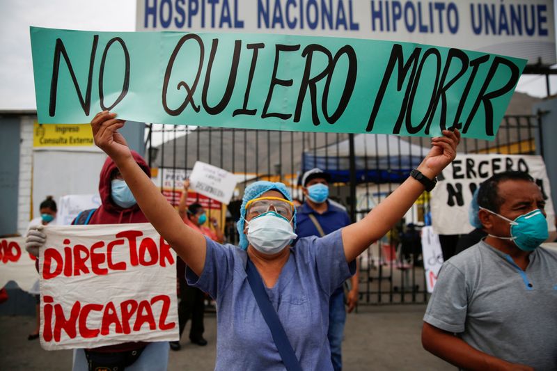 &copy; Reuters. Profissional da saúde protesto contra falta de equipamentos médicos em Lima