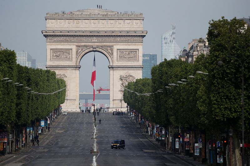 &copy; Reuters. Champs Elysee vazia durante pandemia de coronavírus em Paris