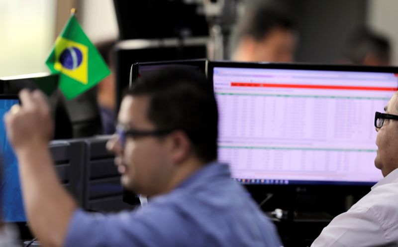 &copy; Reuters. Operadores durante sessão da bolsa de valores de São Paulo