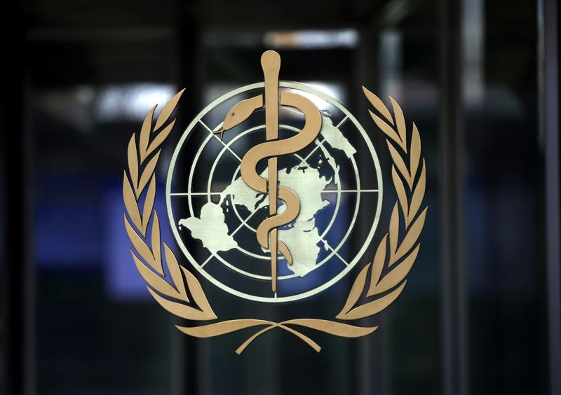 &copy; Reuters. FOTO DE ARCHIVO: Un logotipo en la sede de la Organización Mundial de la Salud (OMS) antes de una reunión del comité de emergencia sobre el nuevo coronavirus en Ginebra, Suiza. 30 de enero de 2020.
