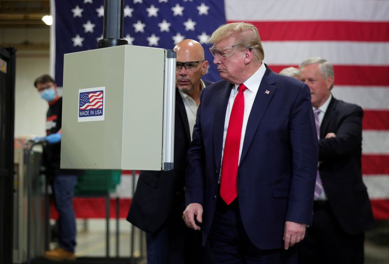 &copy; Reuters. FILE PHOTO: U.S. President Donald Trump tours face mask production facility in Phoenix, Arizona