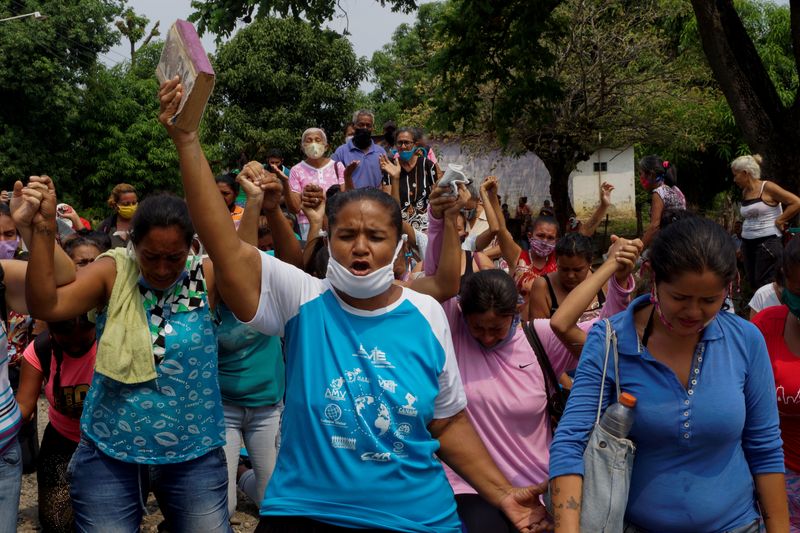 &copy; Reuters. FOTO DE ARCHIVO-Familiares de internos protestan fuera de la penitenciaría de Los Llanos luego de un motín dentro de la prisión que dejó a decenas de muertes mientras continúa el coronavirus (COVID-19) en Guanare
