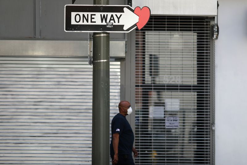 © Reuters. Un hombre pasa por las tiendas cerradas el primer día de la reapertura de algunos negocios en Los Ángeles, mientras continúa el brote global de la enfermedad por coronavirus (COVID-19), en Los Ángeles.