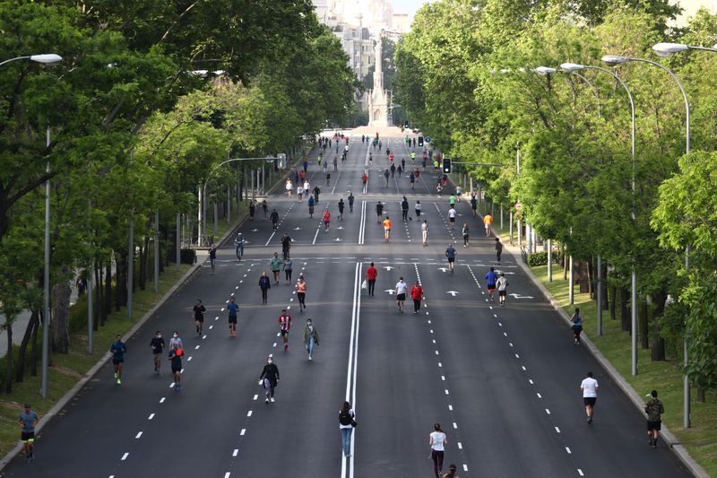 &copy; Reuters. La gente practica actividades al aire libre a lo largo del Paseo de la Castellana en Madrid