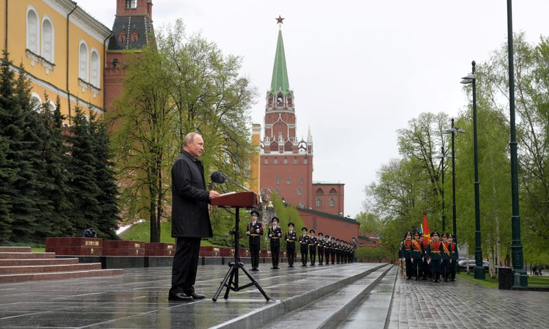 &copy; Reuters. El presidente ruso Vladimir Putin pronuncia un discurso cerca de la Tumba del Soldado Desconocido en el Día de la Victoria en el centro de Moscú