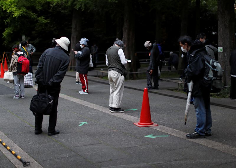 &copy; Reuters. People practice social distancing as they wait for a food aid handouts, under a nationwide state of emergency as the spread of the coronavirus disease (COVID-19) continues in Tokyo