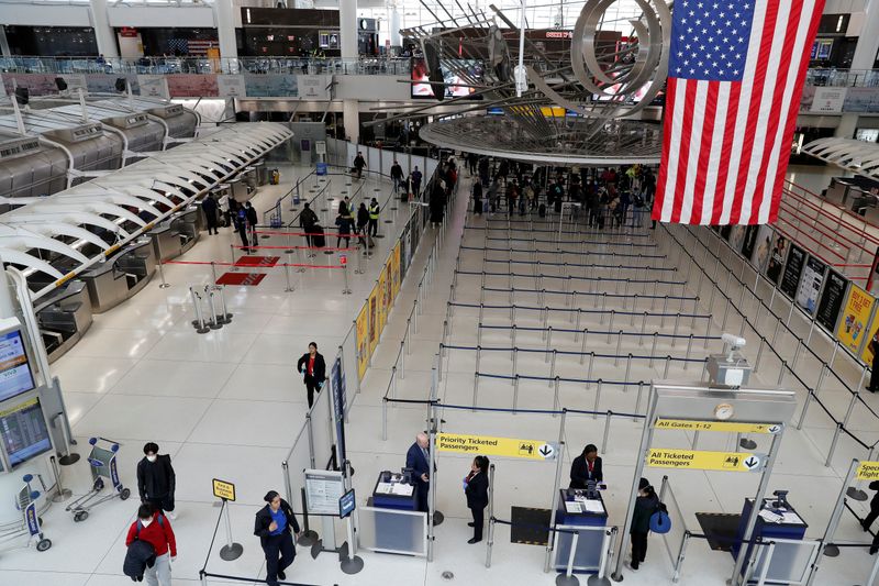 &copy; Reuters. FOTO DE ARCHIVO: Pasajeros caminan en la Terminal 1 del Aeropuerto Internacional JFK tras el surgimiento de casos de coronavirus en Nueva York