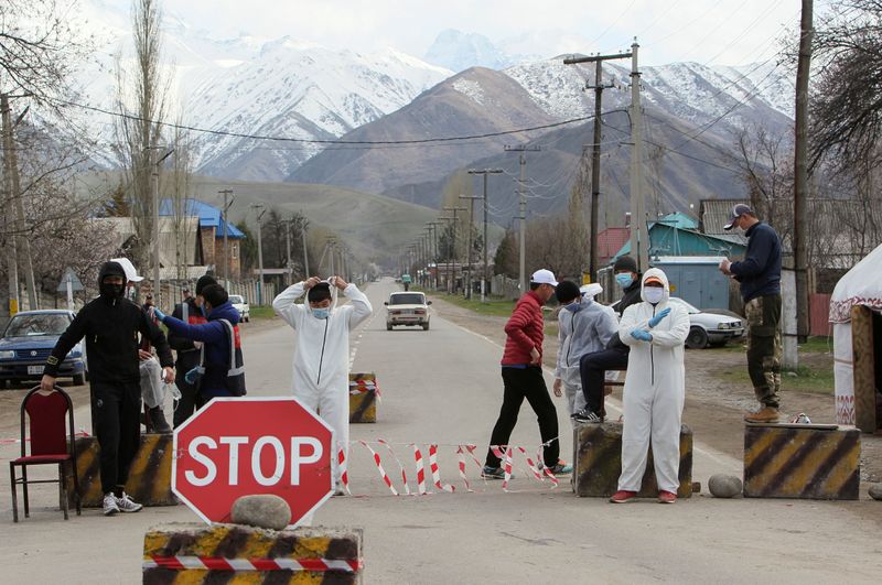 &copy; Reuters. Жители киргизского поселка Чон-Арык оборудуют пропускной пункт для борьбы с распространением коронавируса