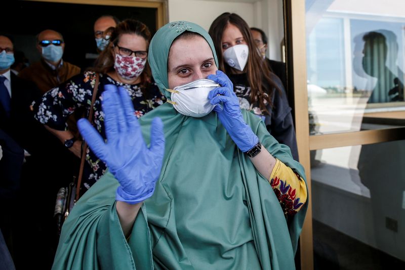 © Reuters. موظفة إغاثة إيطالية مخطوفة تعود إلى بلدها على رحلة خاصة
