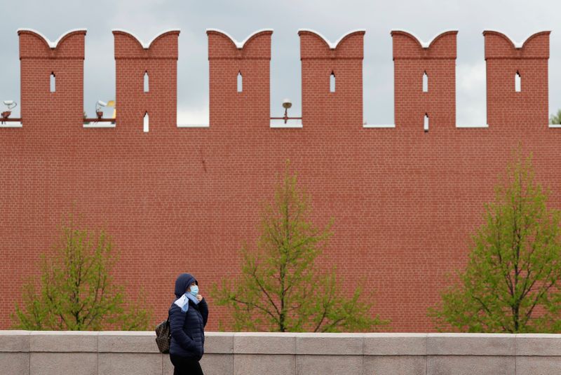 &copy; Reuters. A woman walks past the Kremlin wall in Moscow