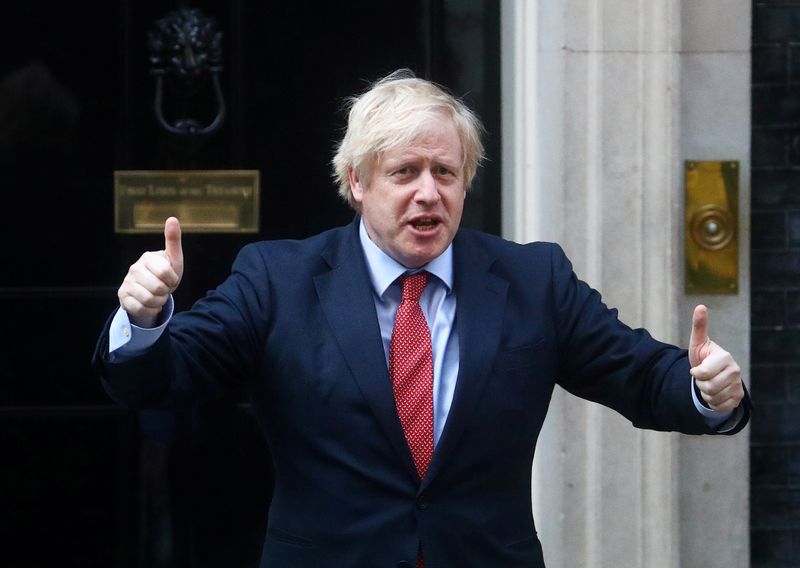 &copy; Reuters. FOTO DE ARCHIVO: El Primer Ministro británico Boris Johnson reacciona fuera del 10 de Downing Street, en Londres