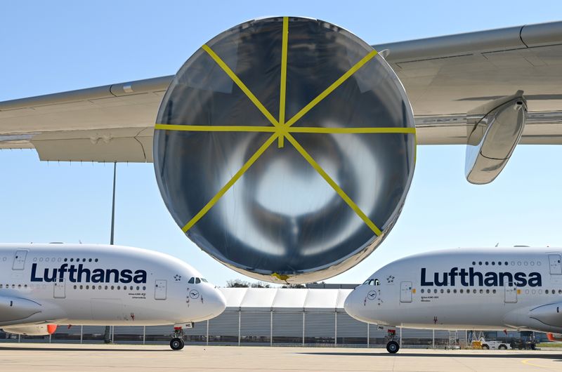 &copy; Reuters. FILE PHOTO: Two Lufthansa airbus A380-800 are parked in Frankfurt