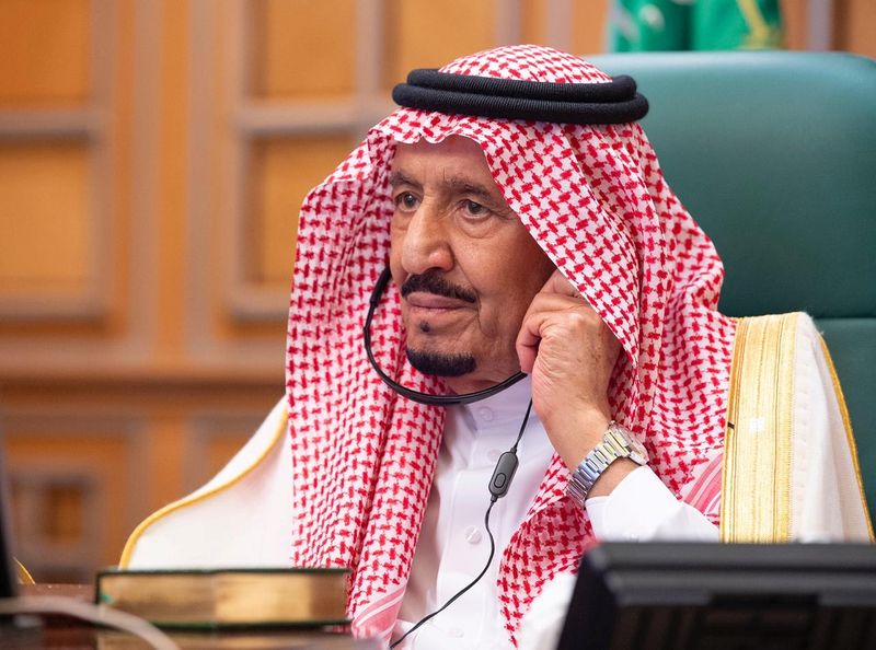 &copy; Reuters. FILE PHOTO:  Saudi King Salman bin Abdulaziz attends via video link a virtual G20 summit on coronavirus disease (COVID-19), in Riyadh