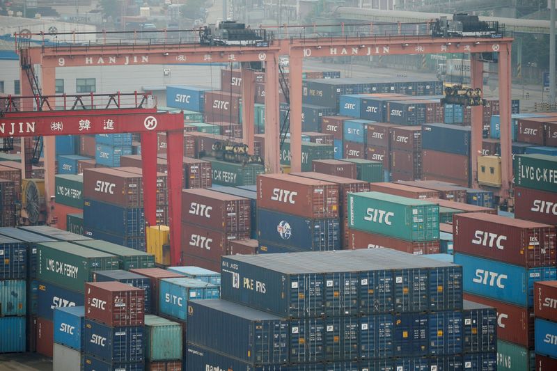 &copy; Reuters. FILE PHOTO: A container terminal is seen at Incheon port in Incheon