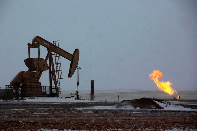 &copy; Reuters. FILE PHOTO: Natural gas flares are seen at an oil pump site outside of Williston
