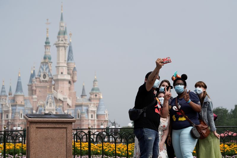 &copy; Reuters. CORONAVIRUS: RÉOUVERTURE SOUS HAUTE SÉCURITÉ DE DISNEYLAND À SHANGHAI