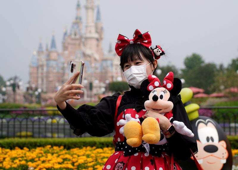 © Reuters. Una visitante vestida como un personaje de Disney y con una mascarilla en el parque de atracciones Shanghai Disney Resort