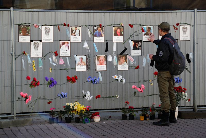 &copy; Reuters. A man visits a makeshift memorial for medics, who reportedly died in Saint Petersburg and Leningrad Region in the times of the coronavirus disease outbreak, in Saint Petersburg