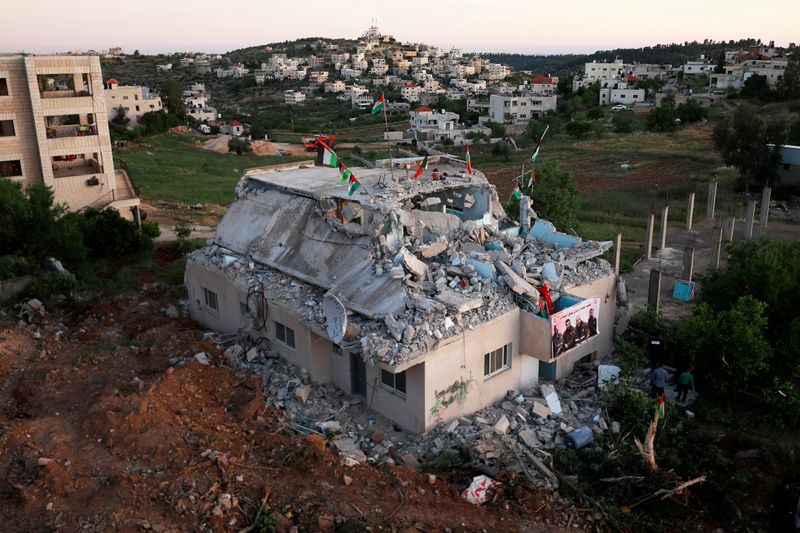 © Reuters. رئيس الوزراء الفلسطيني يندد بهدم إسرائيل منزل فلسطيني تتهمه بالمشاركة في هجوم