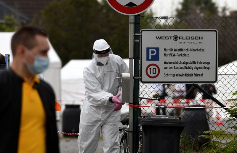 &copy; Reuters. Profissional de saúde reabastece dispenser de desinfetante em Hamm, na Alemanha