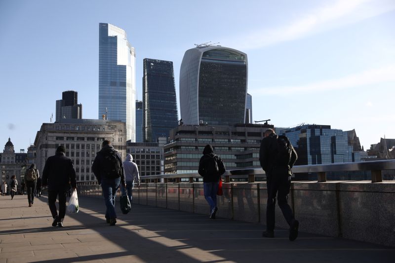 © Reuters. Varias personas cruzan el Puente de Londres