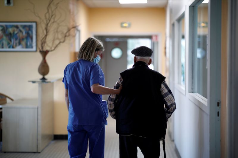 © Reuters. A resident walks with a walking stick at the Emile Gerard retirement home (EHPAD) in Livry-Gargan