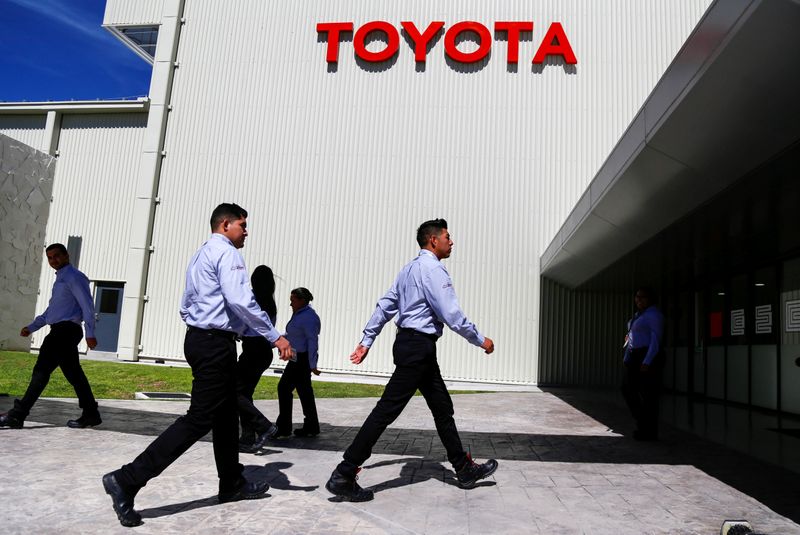 © Reuters. FILE PHOTO: Employees walk at the Toyota Motor Corp new plant in Mexico's central state of Guanajuato