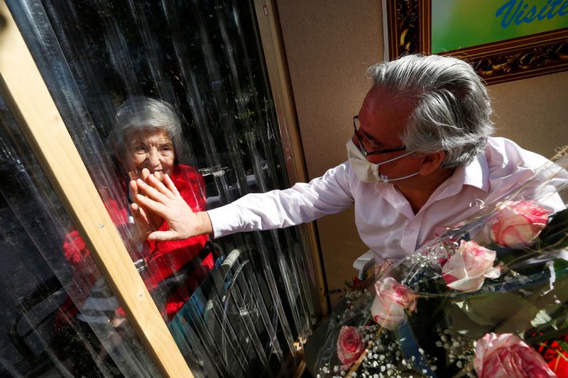 &copy; Reuters. Chileno Roberto Ruiz visita a mãe, Elena Filippi, de 80 ano, em asilo onda ela mora, no Dia das Mães, em Viña del Mar, no Chile, durante a pandemia de coronavírus