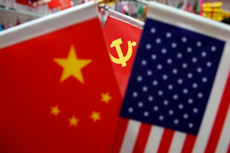 &copy; Reuters. FOTO DE ARCHIVO: Las banderas de China, Estados Unidos y el Partido Comunista Chino en un puesto de banderas en el mercado mayorista de Yiwu en Yiwu, China, el 10 mayo de 2019